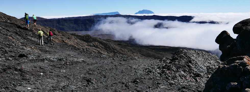 15 aot 2018 - Piton de la Fournaise - Sentier d'accs  la plateforme d'observation du cratre Dolomieu - Retour vers le Pas de Bellecombe