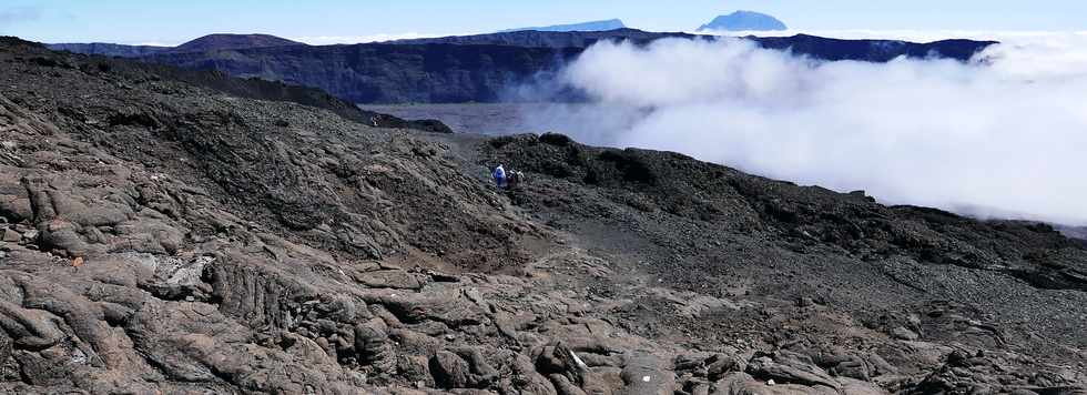 15 aot 2018 - Piton de la Fournaise - Sentier d'accs  la plateforme d'observation du cratre Dolomieu - Retour vers le Pas de Bellecombe  - Coule du 13 juillet 2018 -