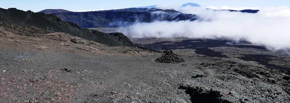 15 aot 2018 - Piton de la Fournaise - Sentier d'accs  la plateforme d'observation du cratre Dolomieu - Retour vers le Pas de Bellecombe  - Coule du 13 juillet 2018 -