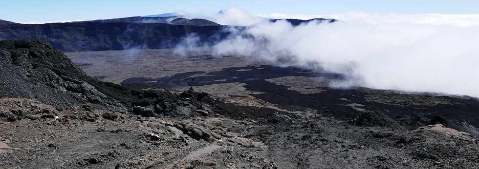 15 aot 2018 - Piton de la Fournaise - Sentier d'accs  la plateforme d'observation du cratre Dolomieu - Retour vers le Pas de Bellecombe  - Coule du 13 juillet 2018 -