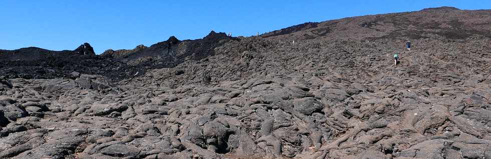 15 aot 2018 - Piton de la Fournaise - Sentier d'accs  la plateforme d'observation du cratre Dolomieu - Retour vers le Pas de Bellecombe  - Coule du 13 juillet 2018 -