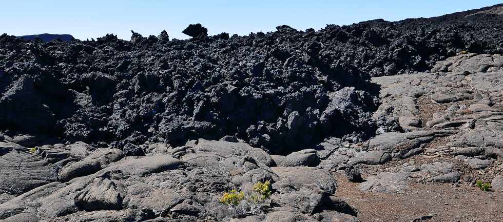 15 aot 2018 - Piton de la Fournaise - Sentier d'accs  la plateforme d'observation du cratre Dolomieu - Retour vers le Pas de Bellecombe  - Coule du 13 juillet 2018 -