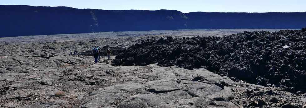 15 aot 2018 - Piton de la Fournaise - Sentier d'accs  la plateforme d'observation du cratre Dolomieu - Retour vers le Pas de Bellecombe  - Coule du 13 juillet 2018 -