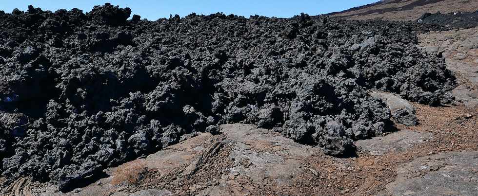 15 aot 2018 - Piton de la Fournaise - Sentier d'accs  la plateforme d'observation du cratre Dolomieu - Retour vers le Pas de Bellecombe  - Coule du 13 juillet 2018 -