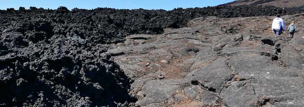 15 aot 2018 - Piton de la Fournaise - Sentier d'accs  la plateforme d'observation du cratre Dolomieu - Retour vers le Pas de Bellecombe  - Coule du 13 juillet 2018 -