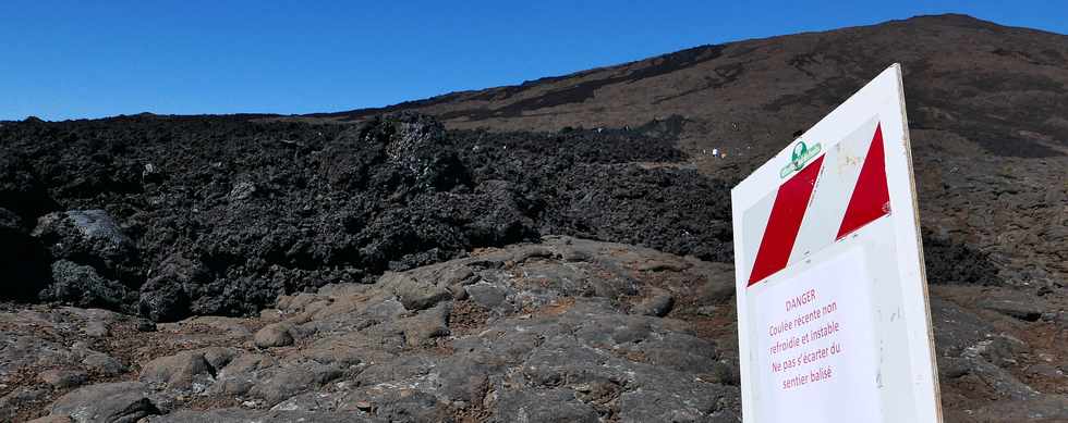 15 aot 2018 - Piton de la Fournaise - Sentier d'accs  la plateforme d'observation du cratre Dolomieu - Retour vers le Pas de Bellecombe  - Coule du 13 juillet 2018 - Panneau