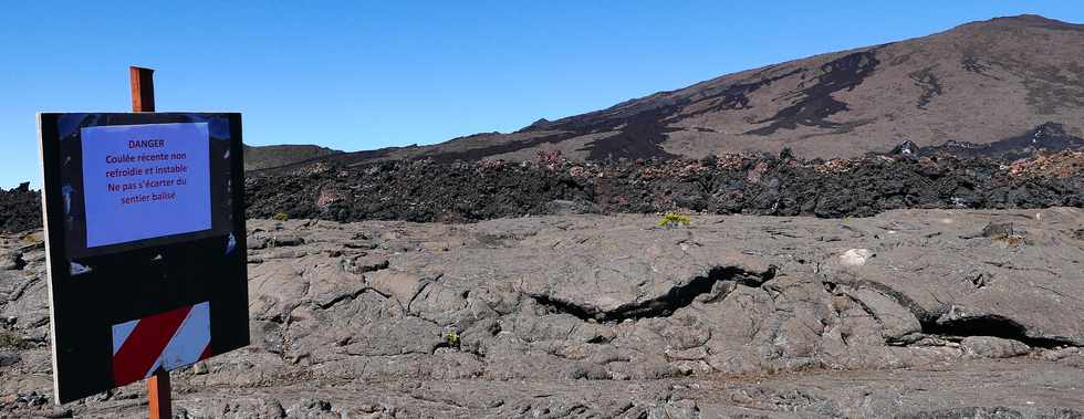 15 aot 2018 - Piton de la Fournaise - Sentier d'accs  la plateforme d'observation du cratre Dolomieu - Retour vers le Pas de Bellecombe  - Coule du 13 juillet 2018