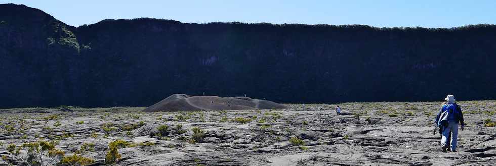 15 aot 2018 - Piton de la Fournaise - Sentier d'accs  la plateforme d'observation du cratre Dolomieu - Retour vers le Pas de Bellecombe  - Formica Lo