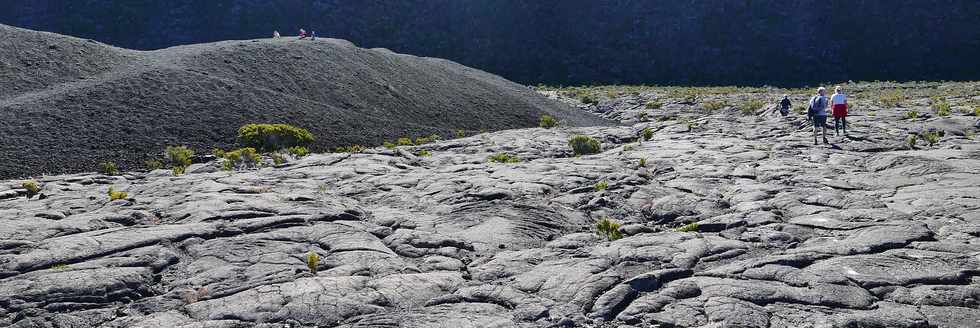 15 aot 2018 - Piton de la Fournaise - Sentier d'accs  la plateforme d'observation du cratre Dolomieu - Retour vers le Pas de Bellecombe  - Formica Lo