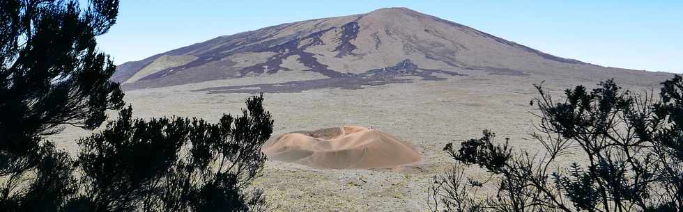 15 aot 2018 - Piton de la Fournaise - Sentier d'accs  la plateforme d'observation du cratre Dolomieu - Retour vers le Pas de Bellecombe  - Remonte du rempart -