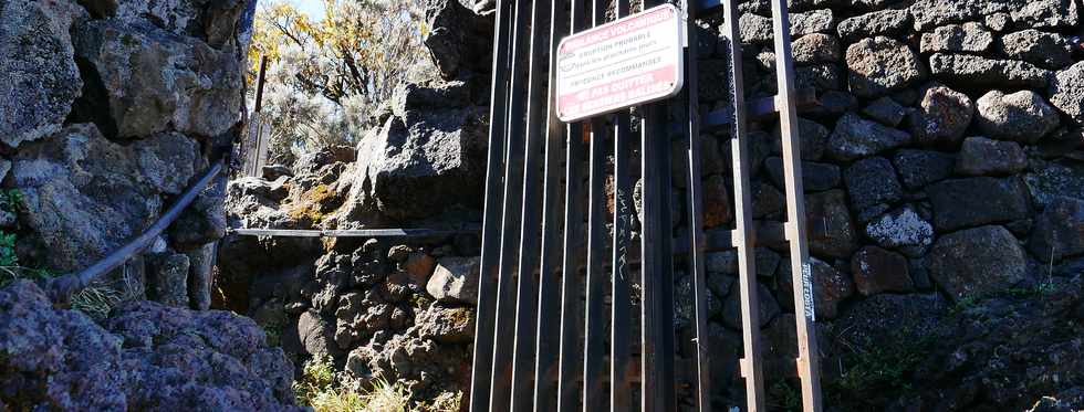 15 août 2018 - Piton de la Fournaise - Sentier d'accès à la plateforme d'observation du cratère Dolomieu - Retour vers le Pas de Bellecombe  - Remontée du rempart - Portail ouvert
