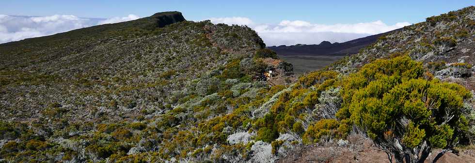 15 aot 2018 - Piton de la Fournaise - Sentier d'accs  la plateforme d'observation du cratre Dolomieu - Retour vers le Pas de Bellecombe  - Vers le parking -