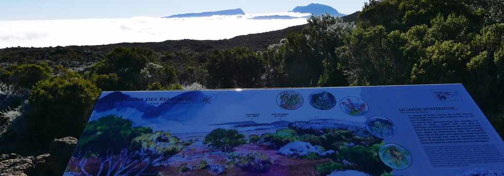 15 aot 2018 - Piton de la Fournaise - Pas des Sables - Vue vers le Grand Bnare et le Piton des Neiges -