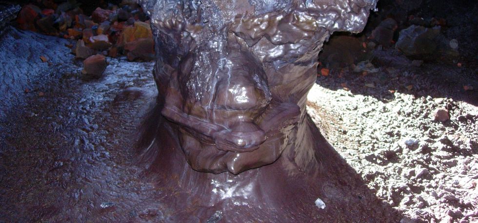 Pilier dans tunnel de lave 2004