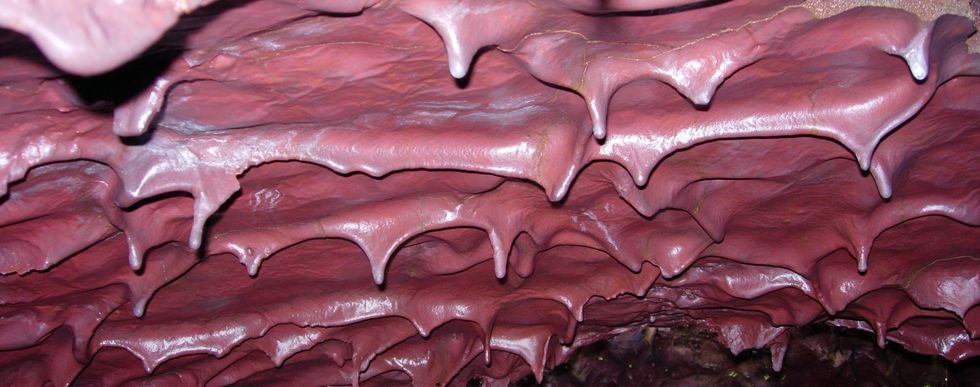 PIton de la Fournaise - Stalactiques dans tunnel de lave coul�e 2004