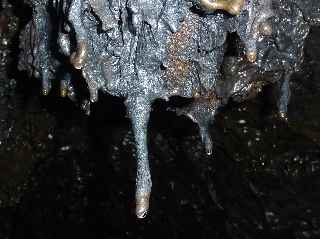 Tunnel de lave - Piton de la Fournaise - Stalactite