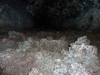 Tunnel de lave - coulée de novembre 1800 - sol en gratons