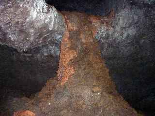 Tunnel de lave - coule de novembre 1800 - Cascade de lave