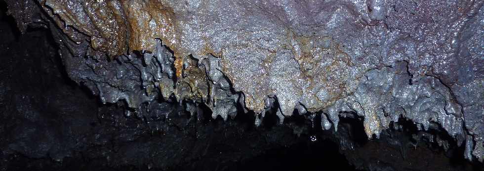 Tunnel de lave dans la coule de 1800 - Piton de la Fournaise