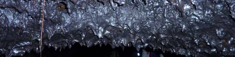 Tunnels de lave de la coule 2004 - Piton de la Fournaise - Stalactites