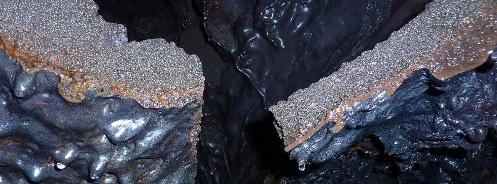 Piton de la Fournaise - Tunnel de lave de la coule 2004