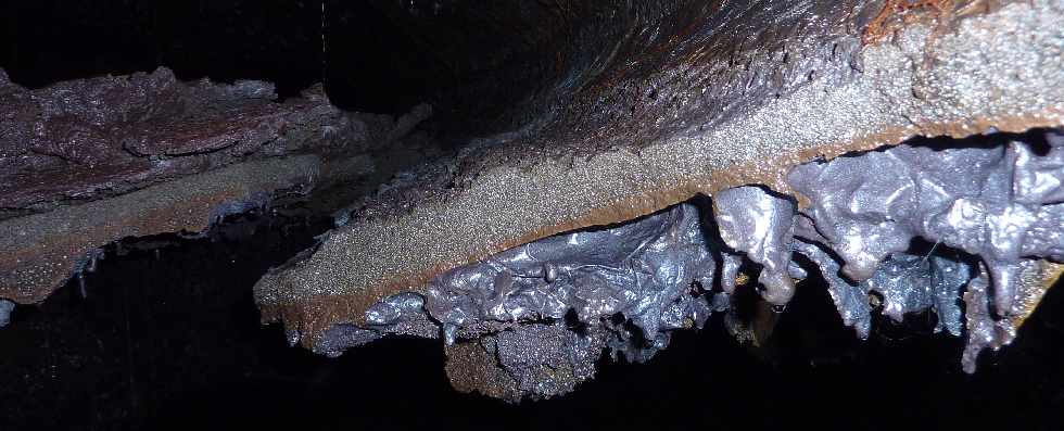 Piton de la Fournaise - Tunnel de lave de la coule 2004