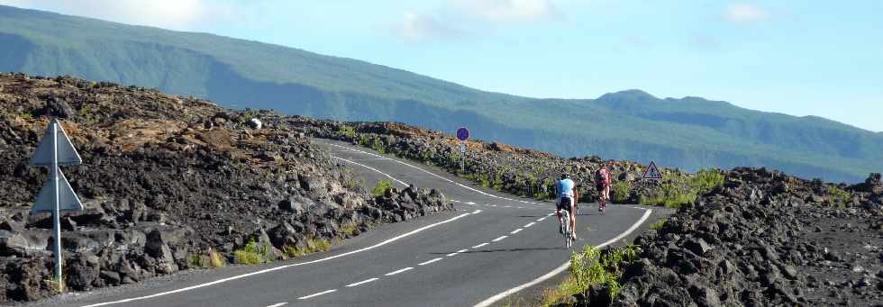 Coule 2007 - Cyclistes sur la route des laves