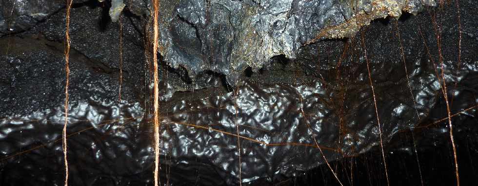 Dans les tunnels de lave de la coule 2004