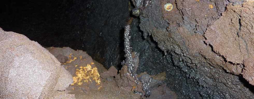 Dans les tunnels de lave de la coule 2004