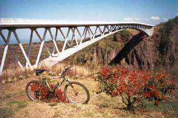 Le nouveau pont sur le Bras de la Plaine