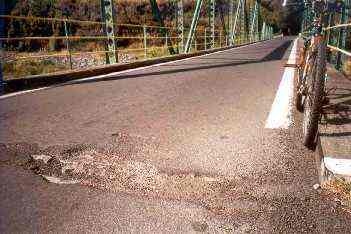 Sur le pont mtallique vers l'Entre-Deux