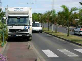 Camion sur la piste cyclable