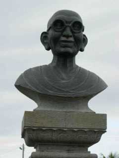 Ravine Blanche, buste du Mahatma Gandhi