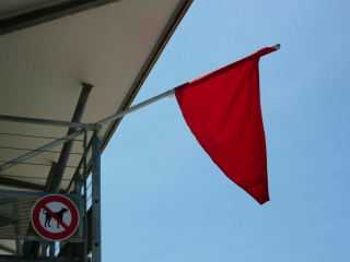 Drapeau rouge sur la plage