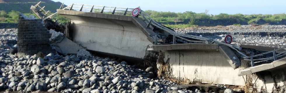 Cyclone Gamède - Chute du pont dans la rivière St-Etienne - 25 février 2007