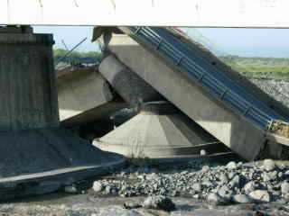 Cyclone Gamde - Pont de la Rivire St-Etienne effondr