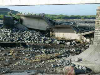 Cyclone Gamde - Pont de la Rivire St-Etienne effondr