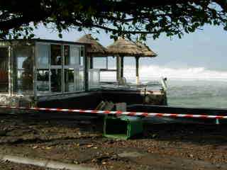 13 mai 2007 - St-Pierre - Front de mer - Retaurant Bora Bora aprs la houle