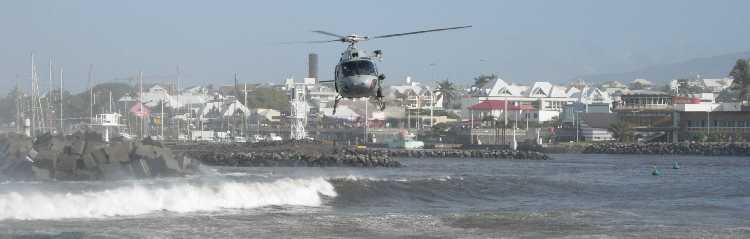 Hélicoptère à la recherche de deux pêcheurs disparus
