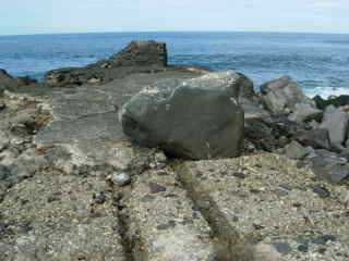 Rocher sur la digue