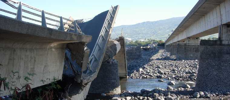 Cyclone Gamède - Pont de la Rivière St-Etienne effondré