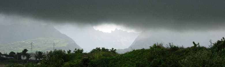 Nuages noirs au-dessus du cirque de Cilaos