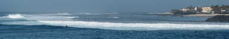 Surfers devant le port