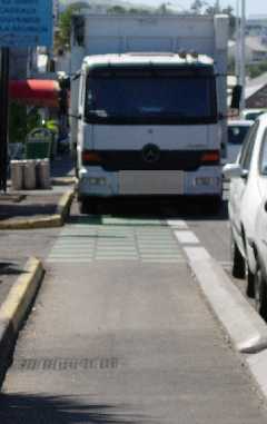 Camion sur piste cyclable