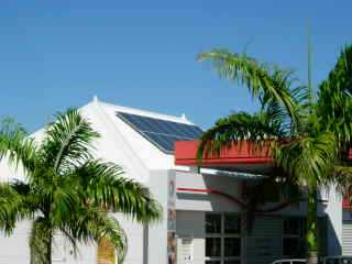 Panneaux solaires sur station Total Casabona