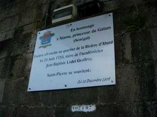 Plaque en hommage à Niama, mère de Lislet-Geoffroy
