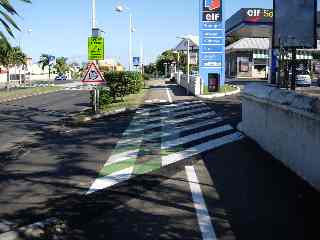 Station-service et piste cyclable