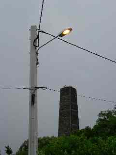 Lampadaire allum en plein jour