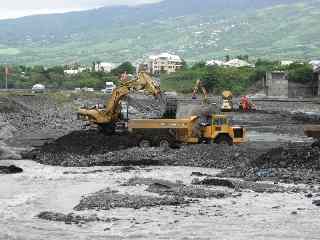 Travaux dans le lit de la rivire St-Etienne