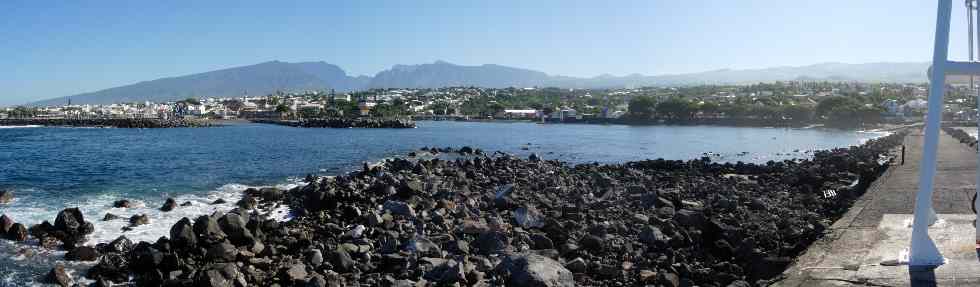 Panarama des Hauts depuis la jete de Terre-Sainte St-Pierre